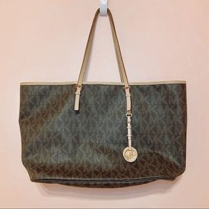 Michael Kors Large Tote + Small cosmetic pouch 💙